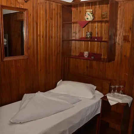 Cornul Vanatorului Bungalows 2* Pitesti